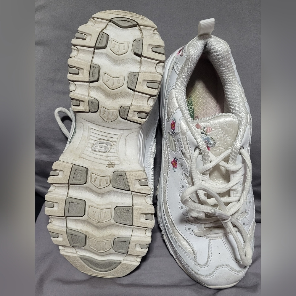 Skechers embroidered with flowers, memory foam, size 7, white